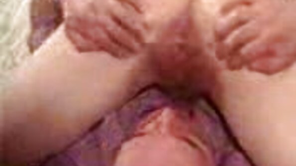 กล้องที่ซ่อนอยู่: สาว วิ ดิ โอ โป๊ masturbates.