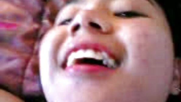 เด็กสาวเอเชียนั่งลงบนจู๋อ้วนใหญ่. คลิป วิดีโอ โป้