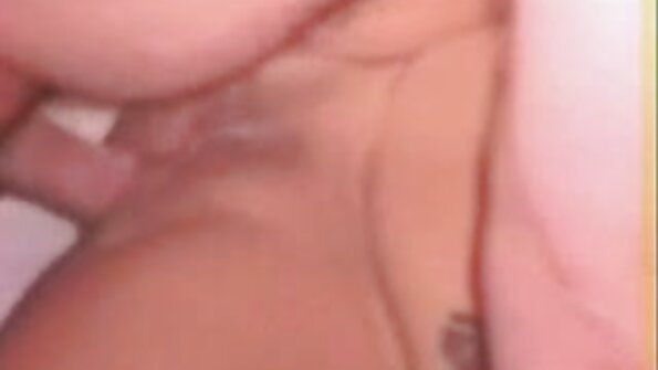 เธอใส่ของเล่นทางเพศในรูตูดของเธอ วิดีโอ xxx18