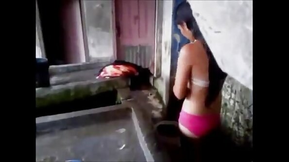 สีน้ำตาลร้อน masturbates กับขวดที่บ้านคนเดียว xxxx วีดีโอ
