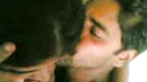 ผู้ชายคนหนึ่งวิ่งแฟนสาวผอม วิดีโอ xxx18+ ๆ ในตูดใกล้ฝักบัว.